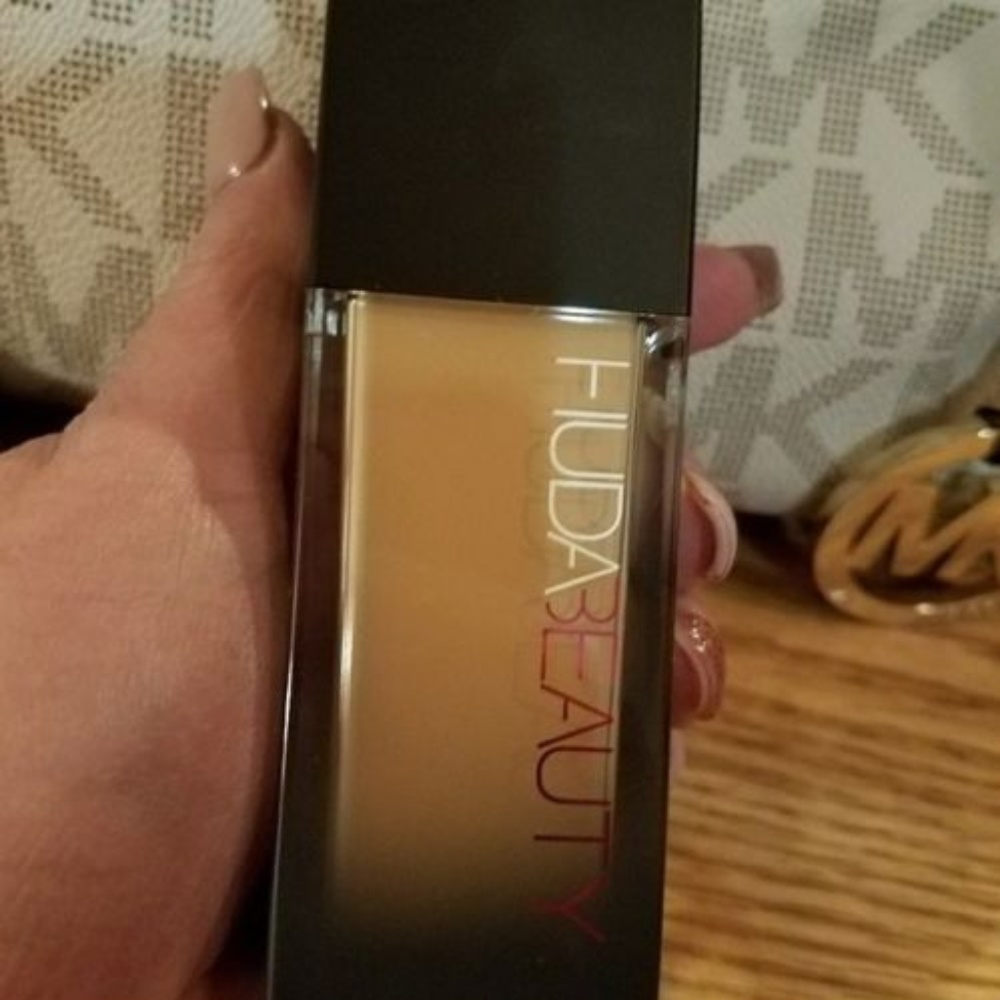 Huda Beauty Faux Filter Foundation 300N Latte